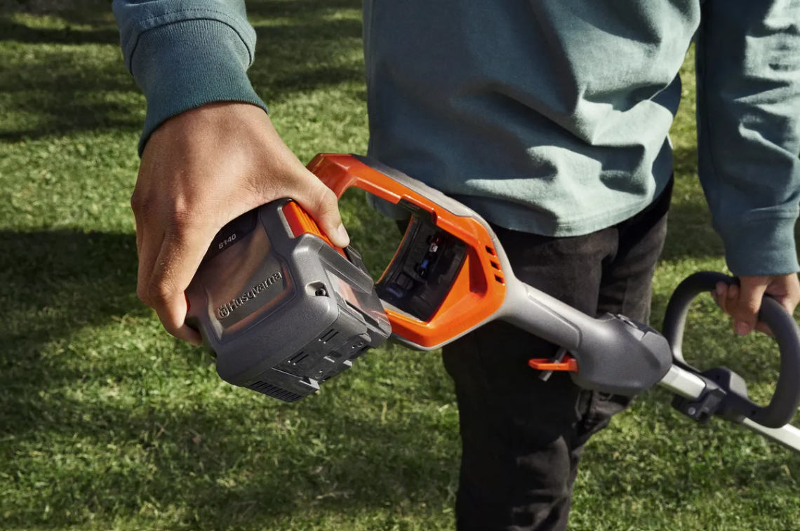 Χορτοκοπτικό Μπαταρίας Husqvarna 215iL με B70 and C80 Χορτοκοπτικό Μπαταρίας Husqvarna 215iL με B70 and C80